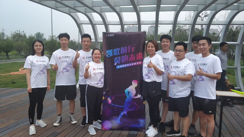 记w66来利国际集团2019年夏日荧光夜跑活动